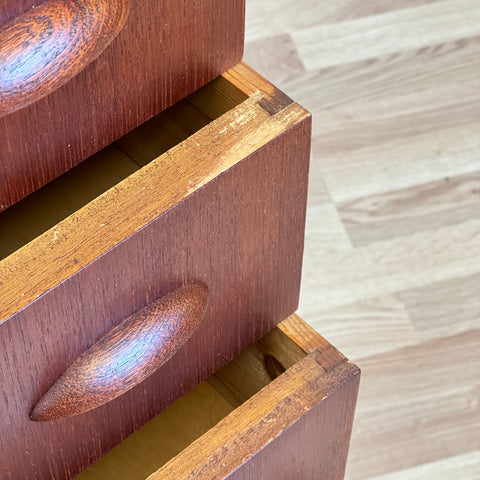 V:12 Chest of drawers in oak & teak, Denmark, 1950-60s. - Beyo Vintage