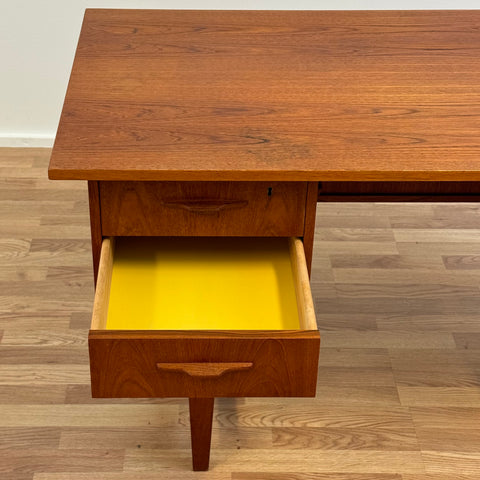 Writing desk in teak