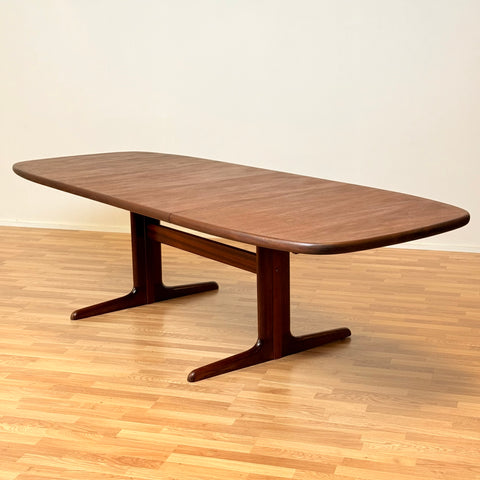 Danish oval dining table in mahogany by Skovby Møbelfabrik