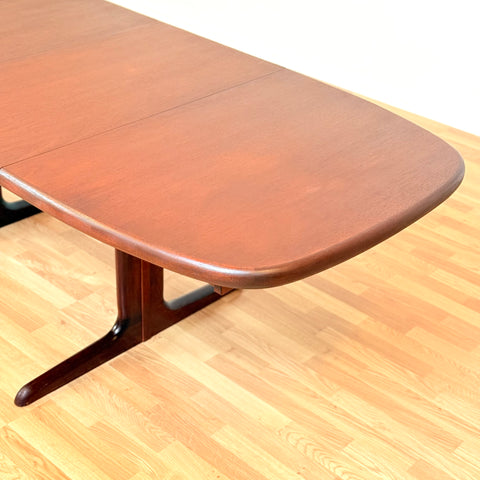 Danish oval dining table in mahogany by Skovby Møbelfabrik