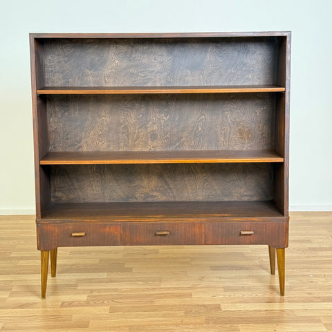 Bookshelf in walnut