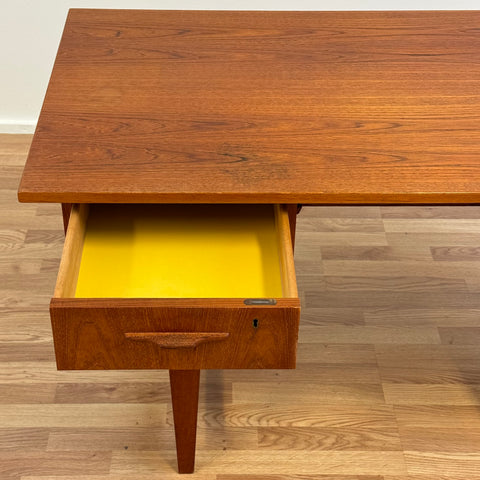 Writing desk in teak