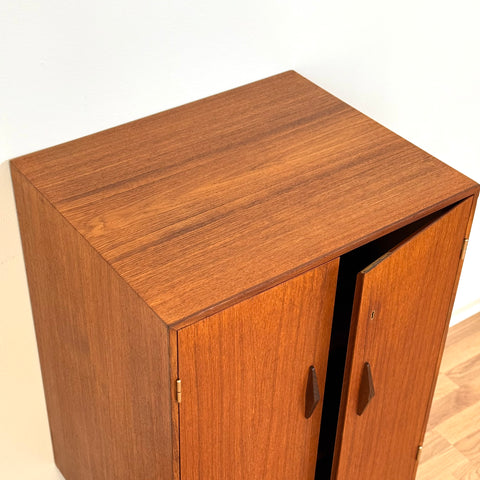 DO NOT PUBLISH, KEY OR MAGNET FIXING Cabinet in teak, 1950s-60s, Denmark - Beyo Vintage