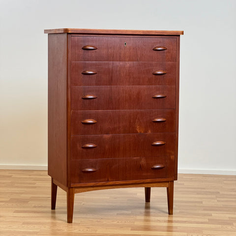V:12 Chest of drawers in oak & teak, Denmark, 1950-60s. - Beyo Vintage