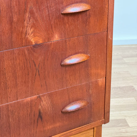 V:12 Chest of drawers in oak & teak, Denmark, 1950-60s. - Beyo Vintage