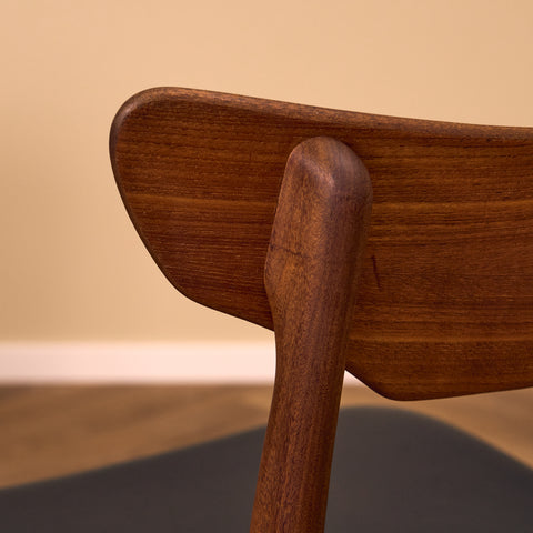 Danish set of 6 dining chairs in walnut by Schiønning & Elgaard