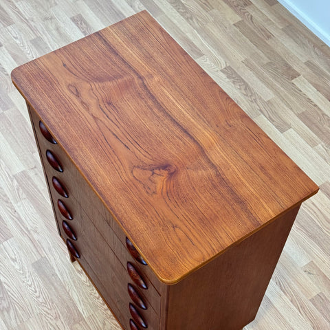 V:12 Chest of drawers in oak & teak, Denmark, 1950-60s. - Beyo Vintage