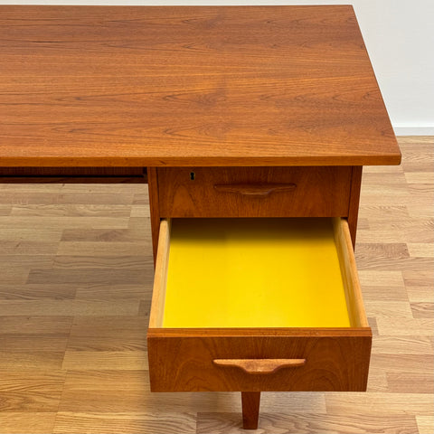 Writing desk in teak