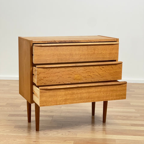 Small chest of drawers in oak