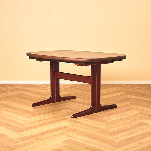 Danish dining table in mahogany by Skovby