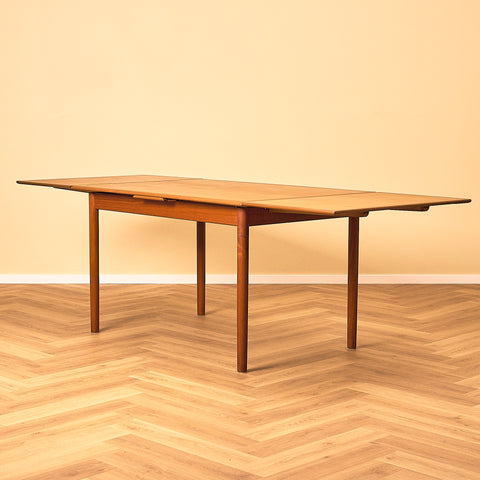 Danish dining table in teak