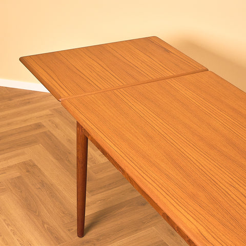 Danish dining table in teak