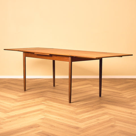 Danish dining table in teak