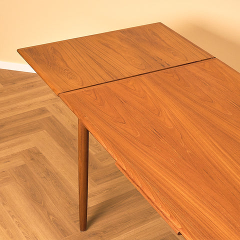 Danish dining table in teak