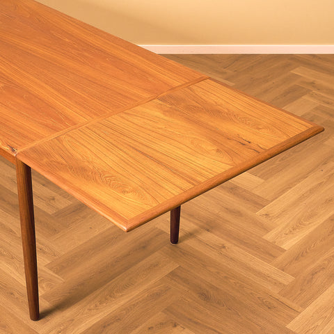 Danish dining table in teak