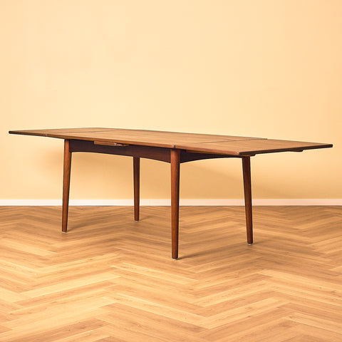 Danish dining table in teak