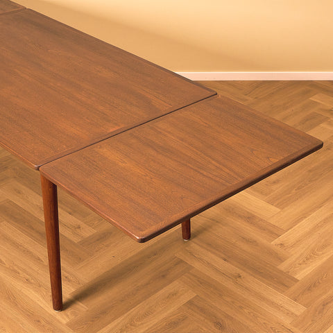 Danish dining table in teak