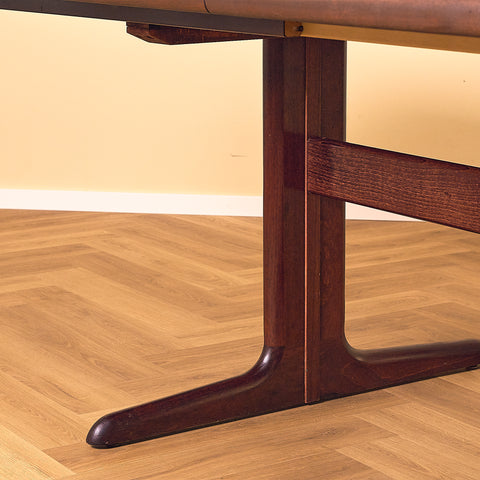 Danish dining table in mahogany by Skovby