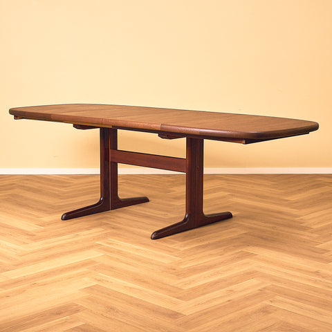 Danish dining table in mahogany by Skovby