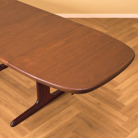 Danish dining table in mahogany by Skovby