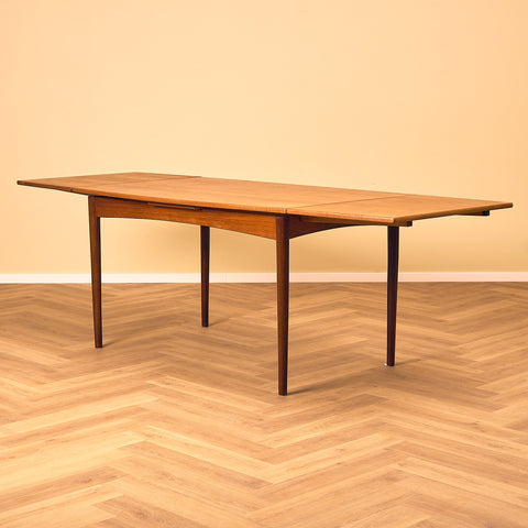 Danish dining table in teak