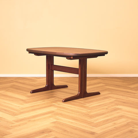 Extendable dining table in mahogany by Skovby