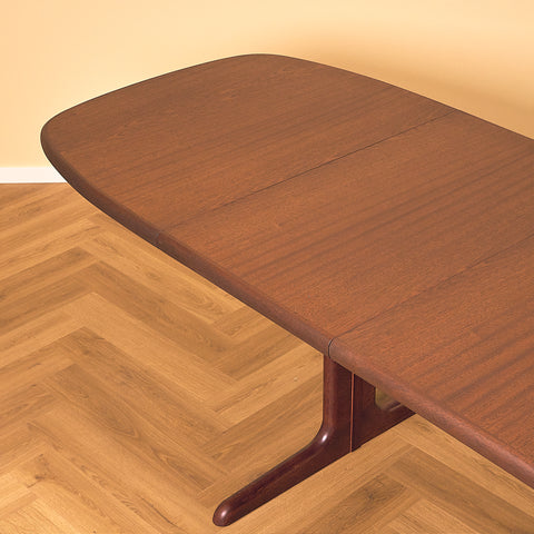 Extendable dining table in mahogany by Skovby