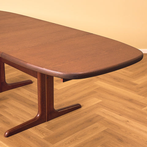 Extendable dining table in mahogany by Skovby