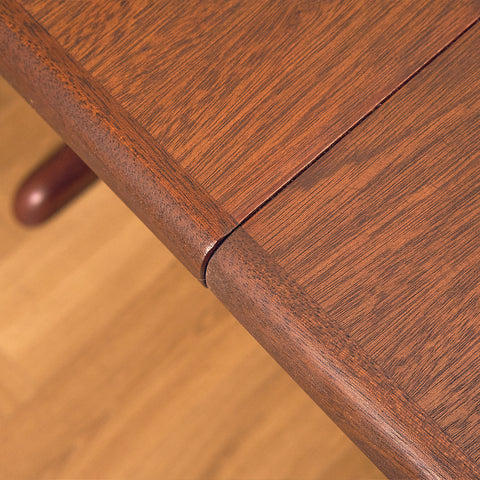 Extendable dining table in mahogany by Skovby