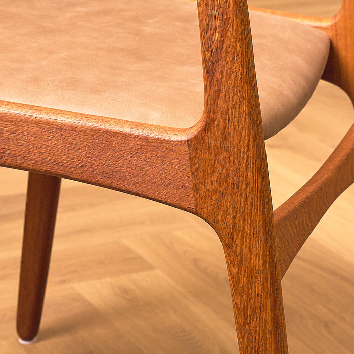 Sorø Stolefabrik Teak Dining Chair with Leather Seat, close-up of the leg joint in teak
