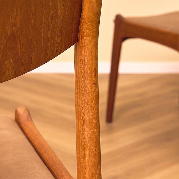 Sorø Stolefabrik Teak Dining Chair with Leather Seat, close-up of the rear leg in teak