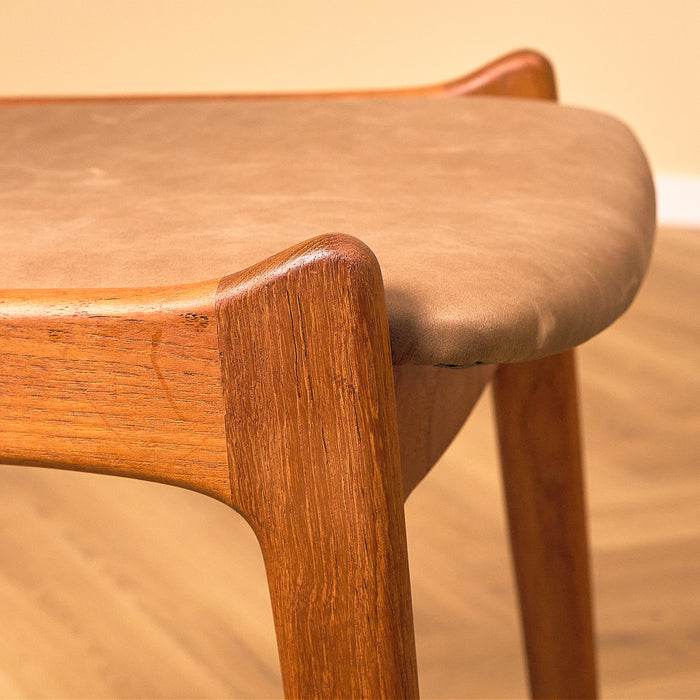 Sorø Stolefabrik Teak Dining Chair with Leather Seat, close-up of the tan leather seat