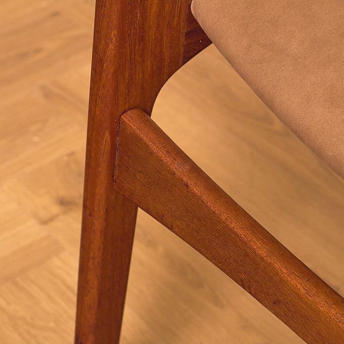Sorø Stolefabrik Teak Dining Chair with Leather Seat, close-up of the rear leg joint in teak