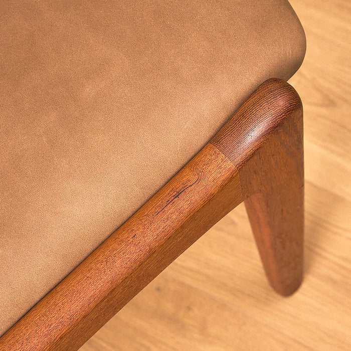Sorø Stolefabrik Teak Dining Chair with Leather Seat, close-up of the seat and front leg