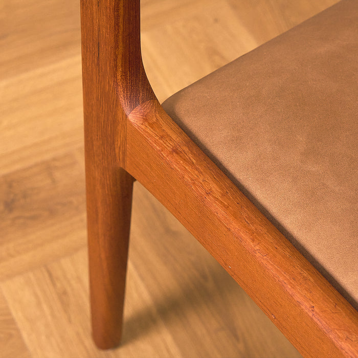 Sorø Stolefabrik Teak Dining Chair with Leather Seat, close-up of the rear leg and seat rail