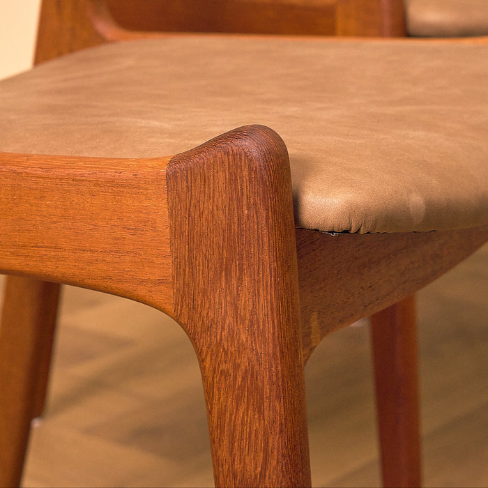 Sorø Stolefabrik Teak Dining Chair with Leather Seat, close-up of the front seat corner