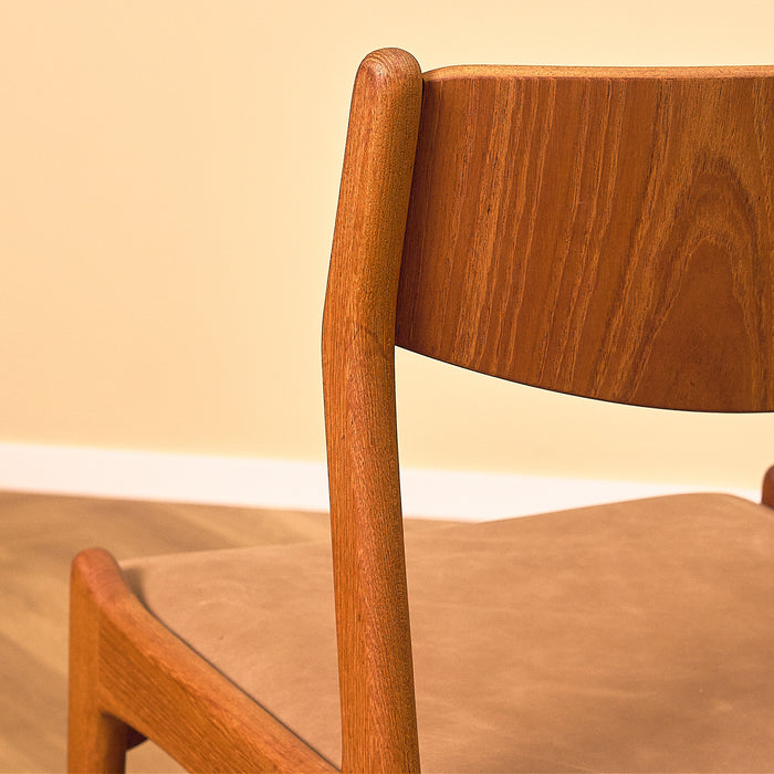 Sorø Stolefabrik Teak Dining Chair with Leather Seat, close-up of the backrest grain in teak