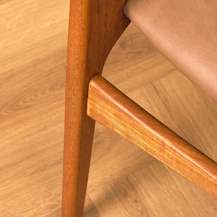 Sorø Stolefabrik Teak Dining Chair with Leather Seat, close-up of the stretcher in teak