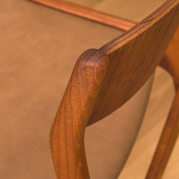 Sorø Stolefabrik Teak Dining Chair with Leather Seat, close-up of the backrest corner in teak