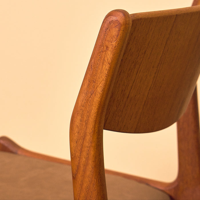 Sorø Stolefabrik Teak Dining Chair with Leather Seat, close-up of the backrest side in teak