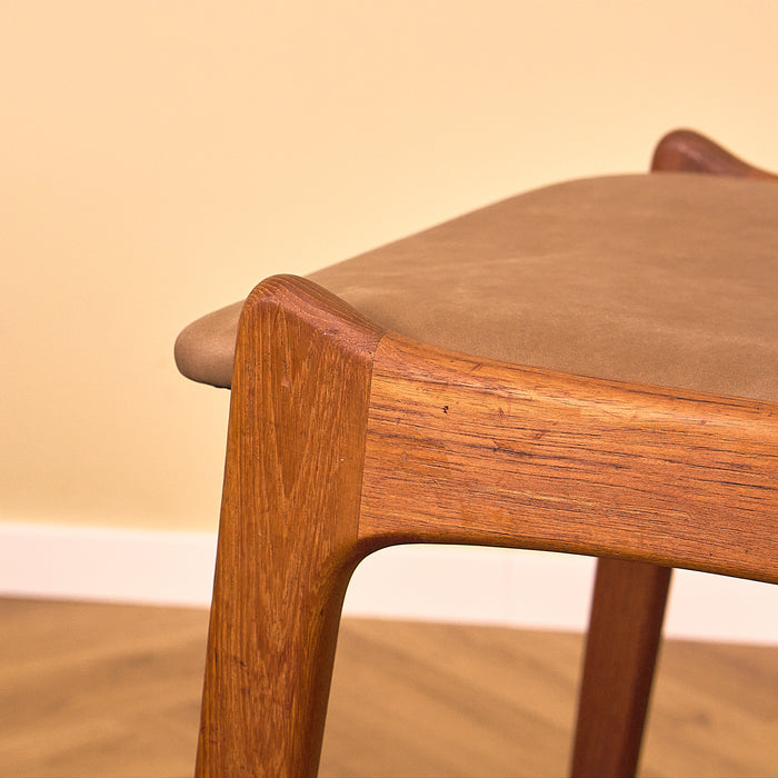Sorø Stolefabrik Teak Dining Chair with Leather Seat, close-up of the seat corner in teak