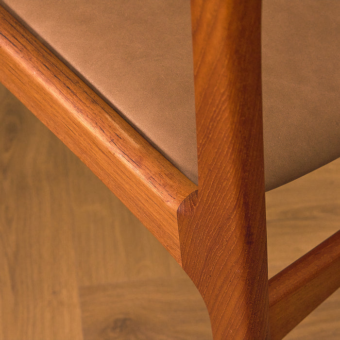 Sorø Stolefabrik Teak Dining Chair with Leather Seat, close-up of the side rail joint in teak