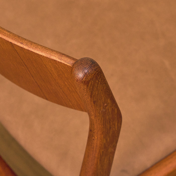 Sorø Stolefabrik Teak Dining Chair with Leather Seat, close-up of the backrest post top in teak