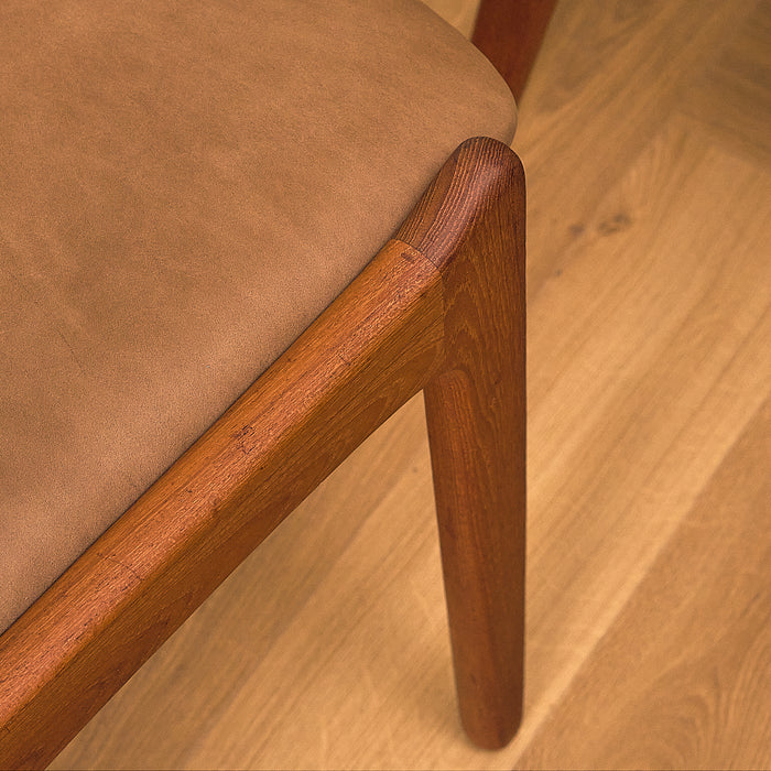 Sorø Stolefabrik Teak Dining Chair with Leather Seat, close-up of the seat and front leg in teak