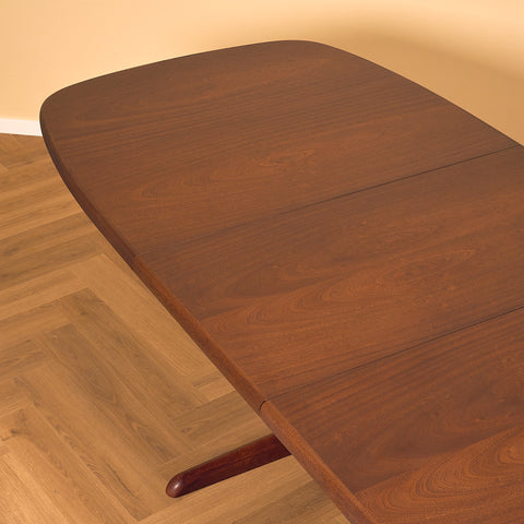 Danish oval dining table in mahogany by Skovby Møbelfabrik