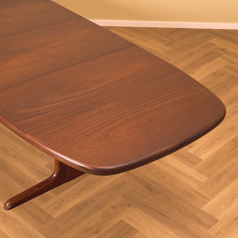 Danish oval dining table in mahogany by Skovby Møbelfabrik