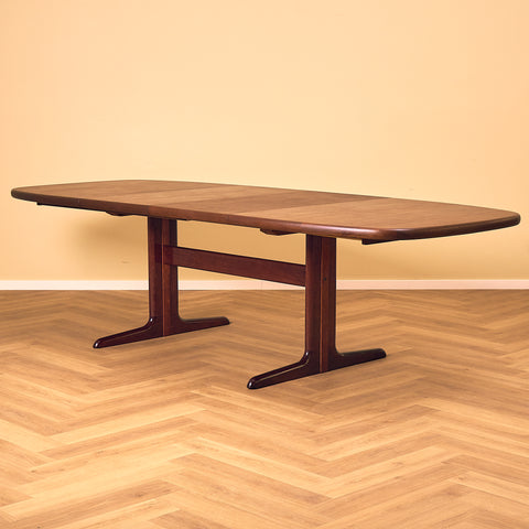 Danish oval dining table in mahogany by Skovby Møbelfabrik