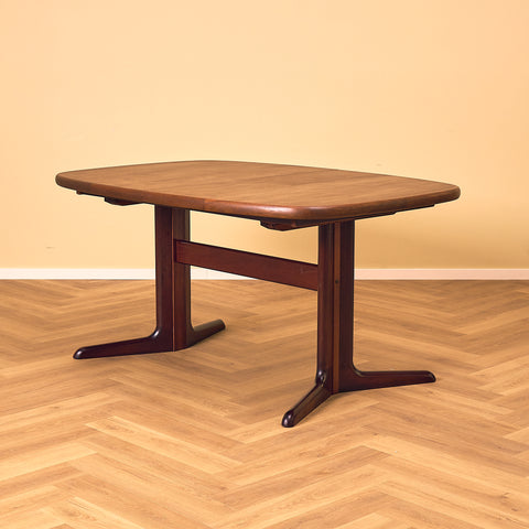 Danish oval dining table in mahogany by Skovby Møbelfabrik