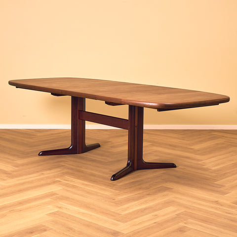 Danish oval dining table in mahogany by Skovby Møbelfabrik
