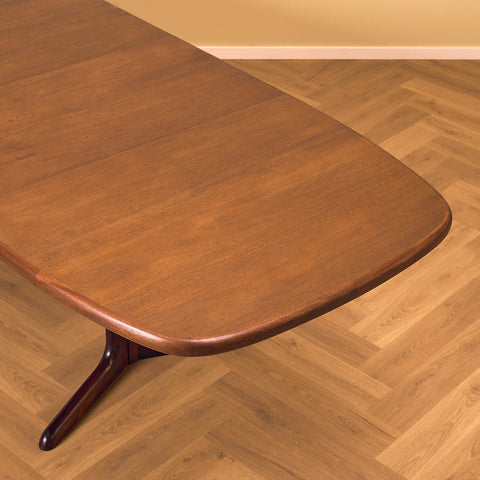 Danish oval dining table in mahogany by Skovby Møbelfabrik